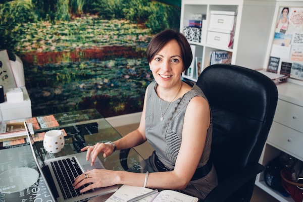 Profile Picture Cecile Fery in office Cecile Fery Career and Mindset Coach